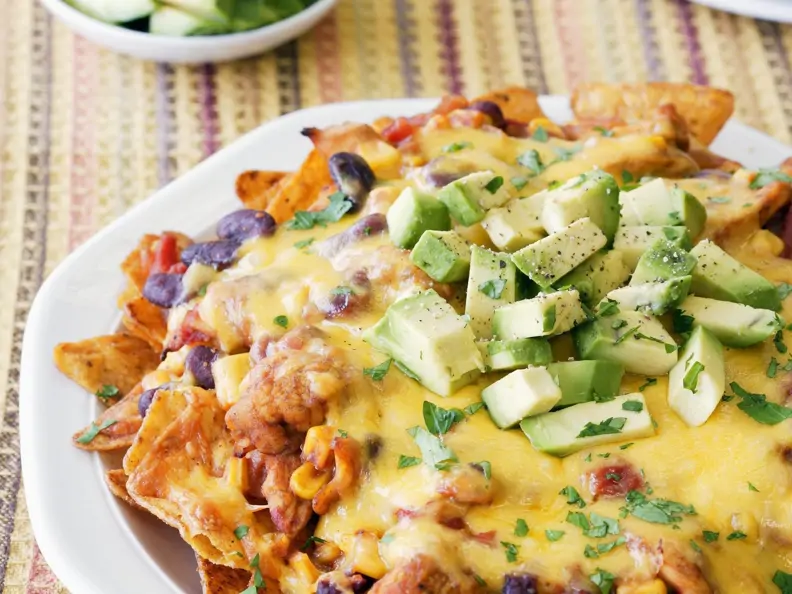 Überbackene Tortilla-Chips mit Hähnchen und Avocado