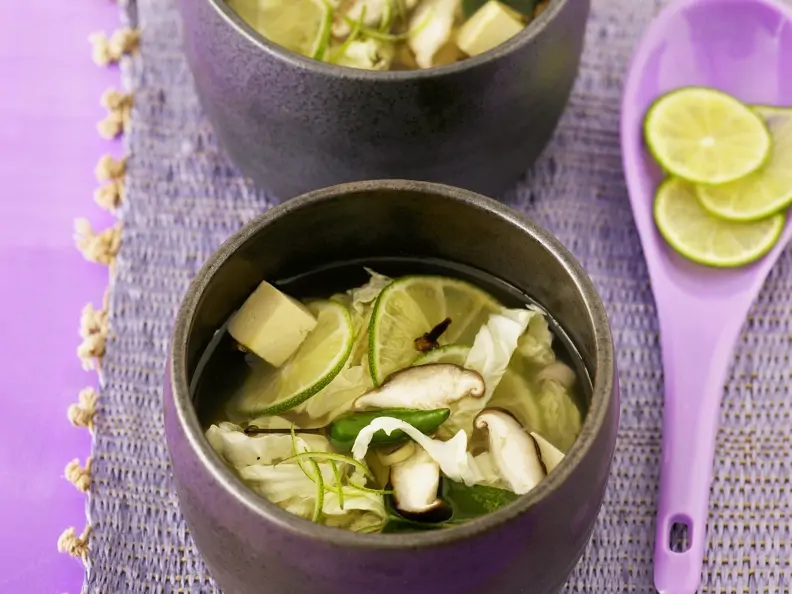 Feurige Limettensuppe mit Pilzen und Tofu