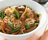 Gemüsepfanne mit Rind, Teriyaki-Soße und Eiernudeln