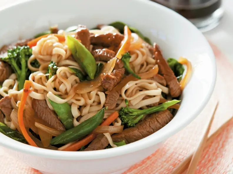 Gemüsepfanne mit Rind, Teriyaki-Soße und Eiernudeln