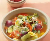Gemüsesuppe mit Nudeln und Parmesan