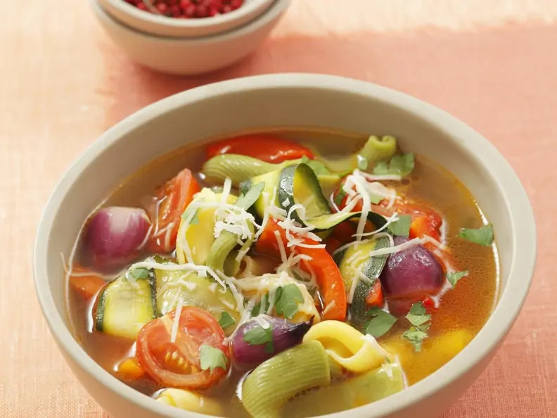 Gemüsesuppe mit Nudeln und Parmesan
