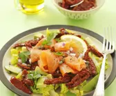 Grüner Salat mit Lachs