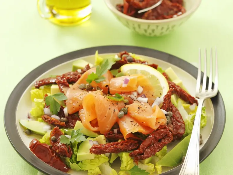 Grüner Salat mit Lachs
