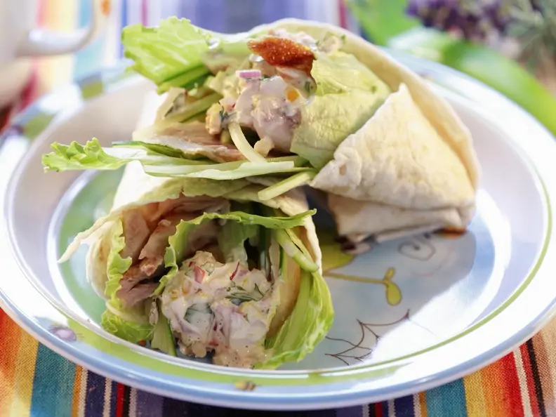 Wraps mit gebackenem Hähnchen gefüllt