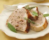 Geflügel mit Hackfleischfüllung und Salat