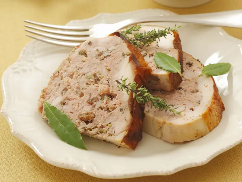 Geflügel mit Hackfleischfüllung und Salat