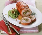 Rollbraten vom Spanferkel mit grünem Püree
