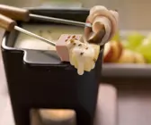 Käsefondue mit Leberkäse