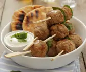Hackfleischbällchen auf griechische Art (Kofta) mit Joghurtsoße