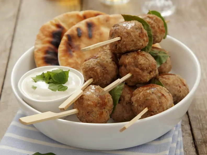 Hackfleischbällchen auf griechische Art (Kofta) mit Joghurtsoße