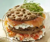Knäckebrot mit Hüttenkäse, geräuchertem Lachs und Flusskrebsen