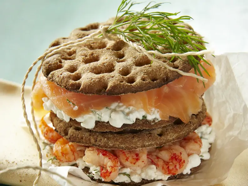 Knäckebrot mit Hüttenkäse, geräuchertem Lachs und Flusskrebsen