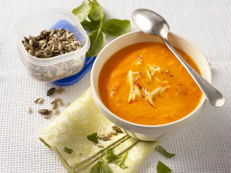 Apfel-Paprika-Suppe mit gerösteten Kernen
