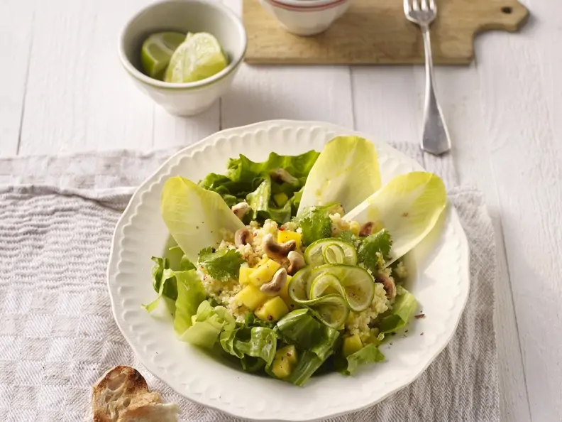 Ananas-Endivien-Salat mit Nüssen