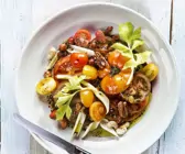 Tomaten-Sellerie-Salat mit Nüssen und Rosinen