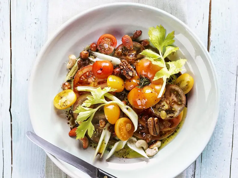 Tomaten-Sellerie-Salat mit Nüssen und Rosinen