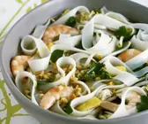 Asiatische Suppe mit Nudeln, Hühnchen, Shrimps und Erdnüssen