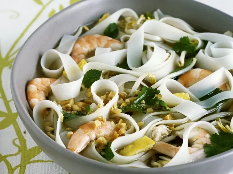 Asiatische Suppe mit Nudeln, Hühnchen, Shrimps und Erdnüssen