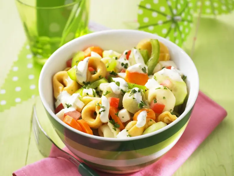 Vegetarischer Tortellini-Salat