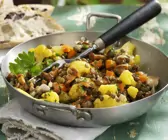 Blumenkohlgemüse mit Linsen und Pfifferlingen