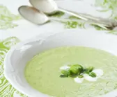Erfrischende Bohnensuppe mit Joghurt