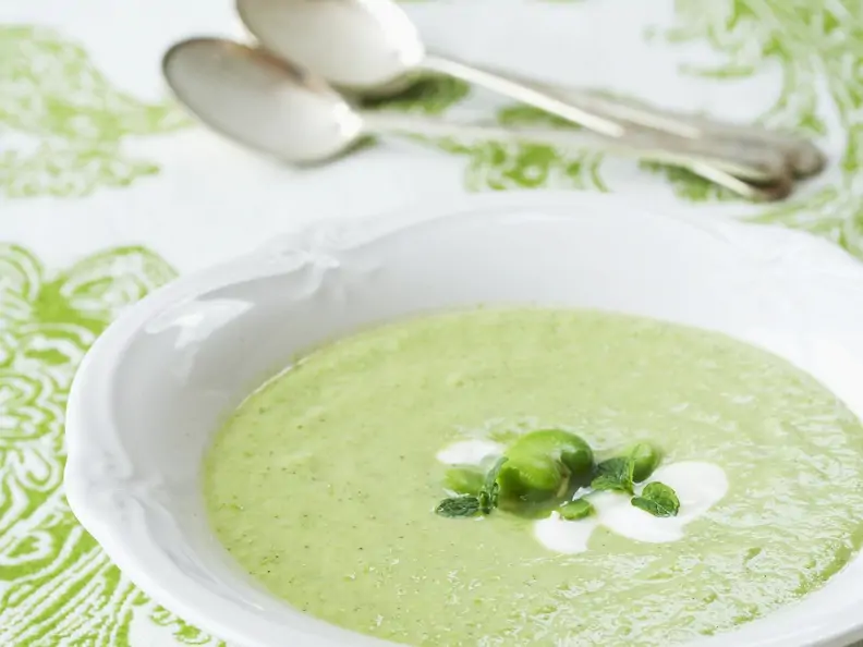 Erfrischende Bohnensuppe mit Joghurt