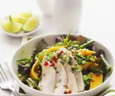 Tropischer Salat mit Hähnchen
