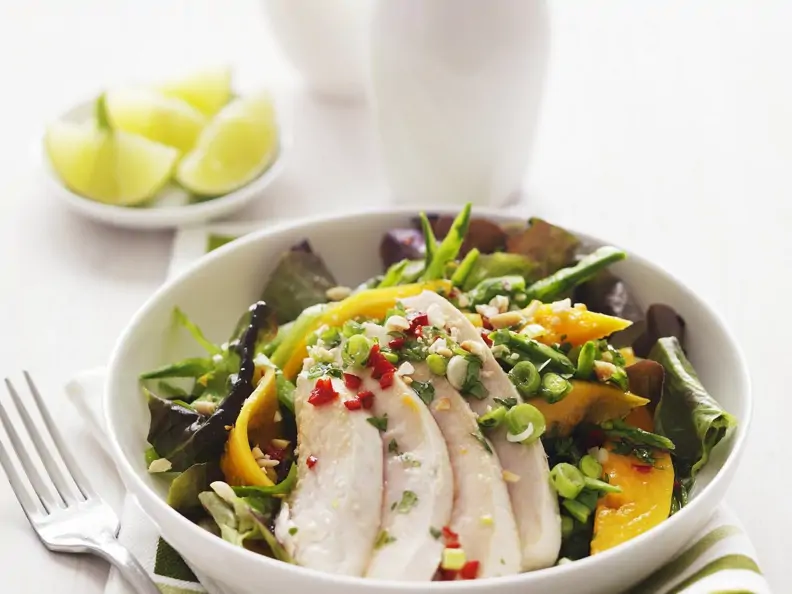 Tropischer Salat mit Hähnchen