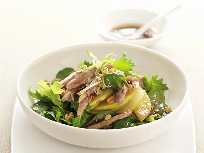 Ente mit japanischer Birne (Nashi) und grünem Salat