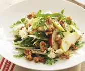 Herbstsalat mit Chicorée, Birnen, Nüssen und Blauschimmelkäse