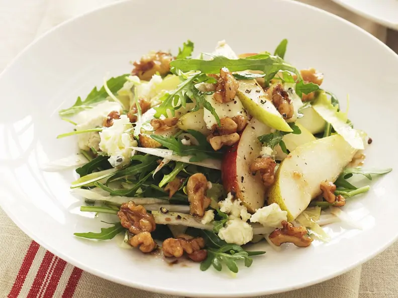 Herbstsalat mit Chicorée, Birnen, Nüssen und Blauschimmelkäse