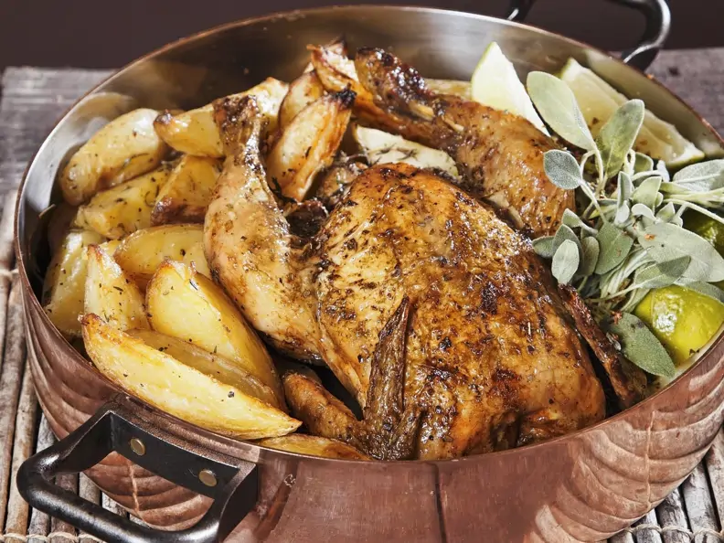 Knuspriges Hähnchen mit Kartoffeln nach griechischer Art
