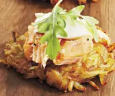 Kartoffelpuffer mit in Tee geräucherter Forelle
