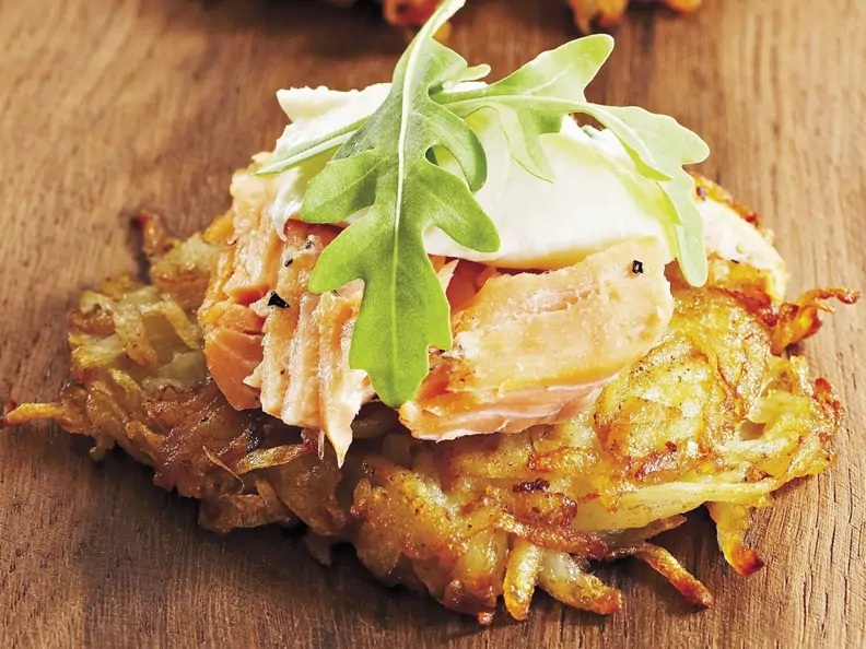 Kartoffelpuffer mit in Tee geräucherter Forelle