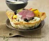 Kleine Ratatouille-Quiche mit Lamm und Rosmarin-Wein-Soße