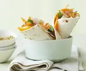 Wraps mit Karottensalat, Schinken und scharfem Orangen-Sesamsalz (Gomasio)