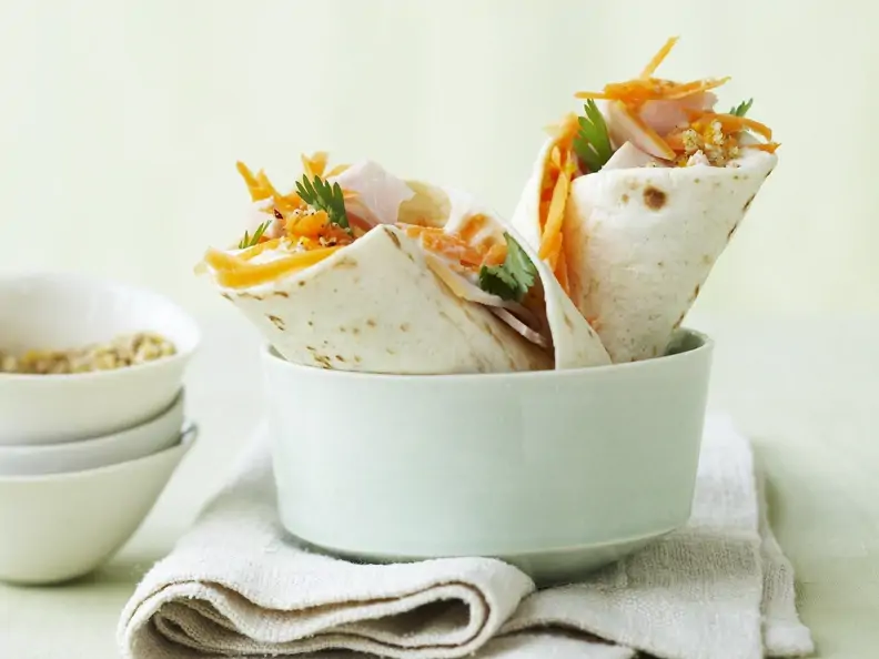 Wraps mit Karottensalat, Schinken und scharfem Orangen-Sesamsalz (Gomasio)