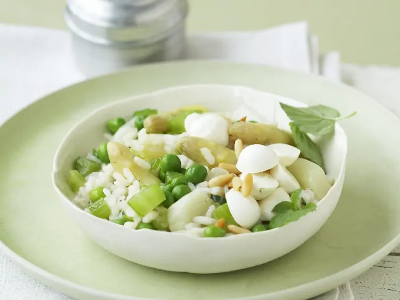 Risotto mit Frühlingsgemüse und Baby-Mozzarella