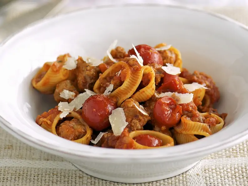 Pasta mit Tomaten und Hackfleischklößchen