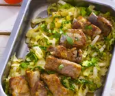 Gebackene Rippchen mit Kohlgemüse