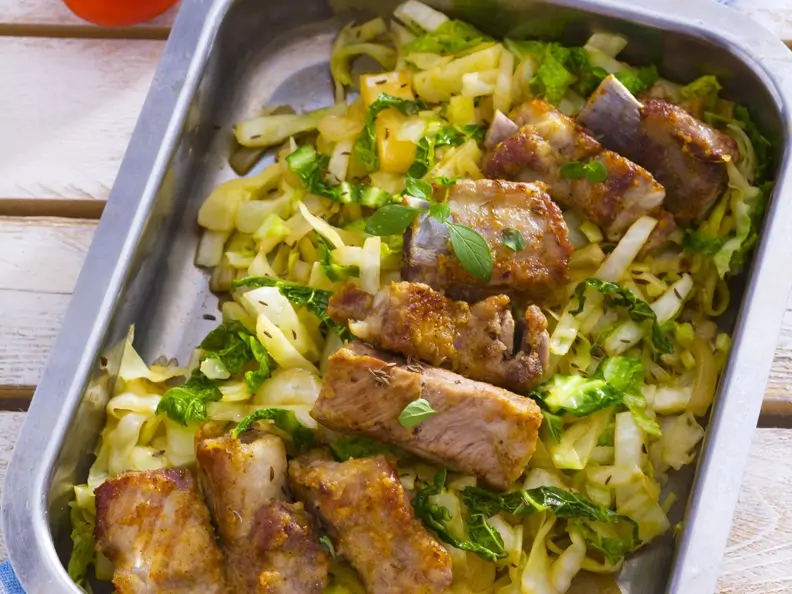 Gebackene Rippchen mit Kohlgemüse