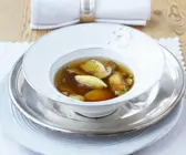 Steinpilzbrühe mit Polentanocken