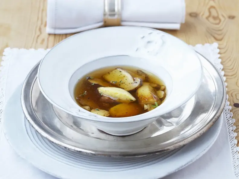 Steinpilzbrühe mit Polentanocken