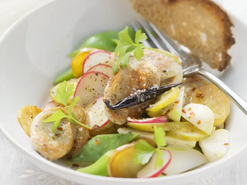 Bratwurstsalat auf Thüringer Art mit weißen Rübchen