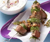 Lamm-Zucchini-Spieße und Joghurt-Zwiebel-Dip