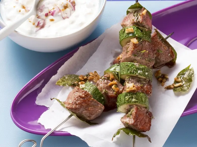 Lamm-Zucchini-Spieße und Joghurt-Zwiebel-Dip
