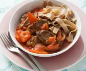 Rindfleisch-Tomaten-Sauce mit Paprika und Vollkornnudeln