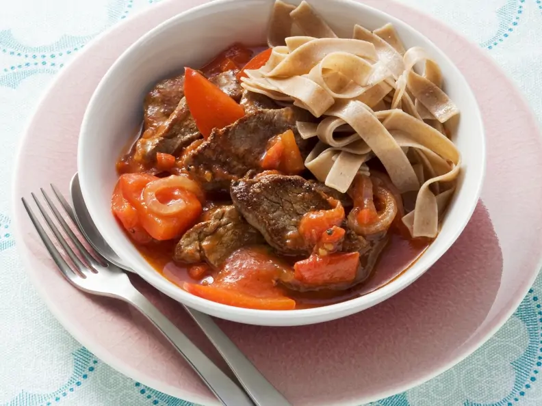 Rindfleisch-Tomaten-Sauce mit Paprika und Vollkornnudeln