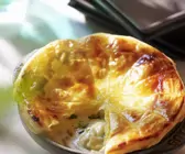Blätterteigtarte mit Kartoffeln und Camembert